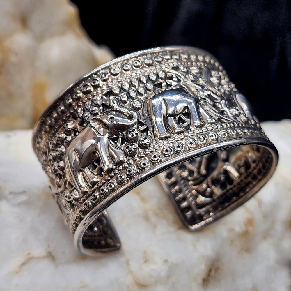 Solid 925 Sterling Silver Bracelet Elephant Hand Carved Vintage Silversmith